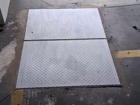 Depois: piso reforçado com tampa de chapa metálica xadrez instalada e nivelada
