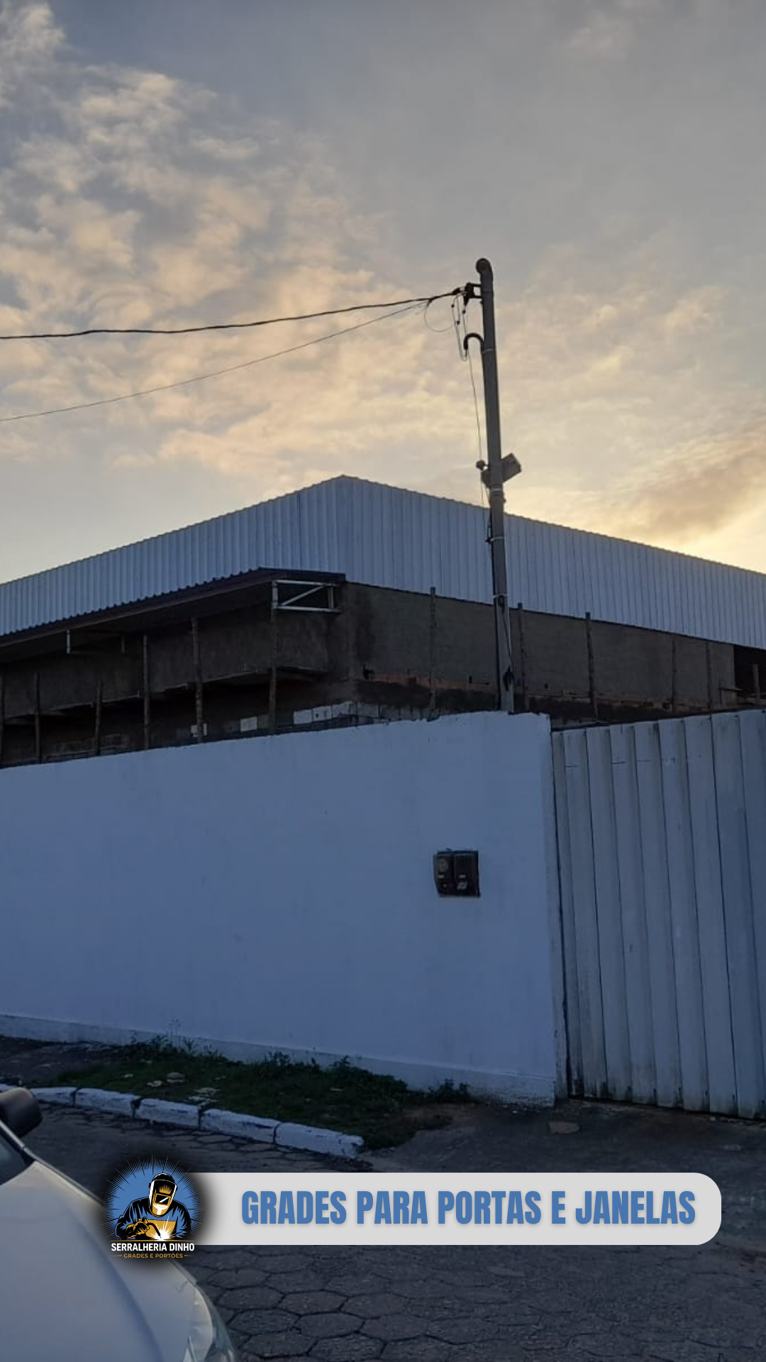 Fechamento em telha metálica na fachada de um galpão