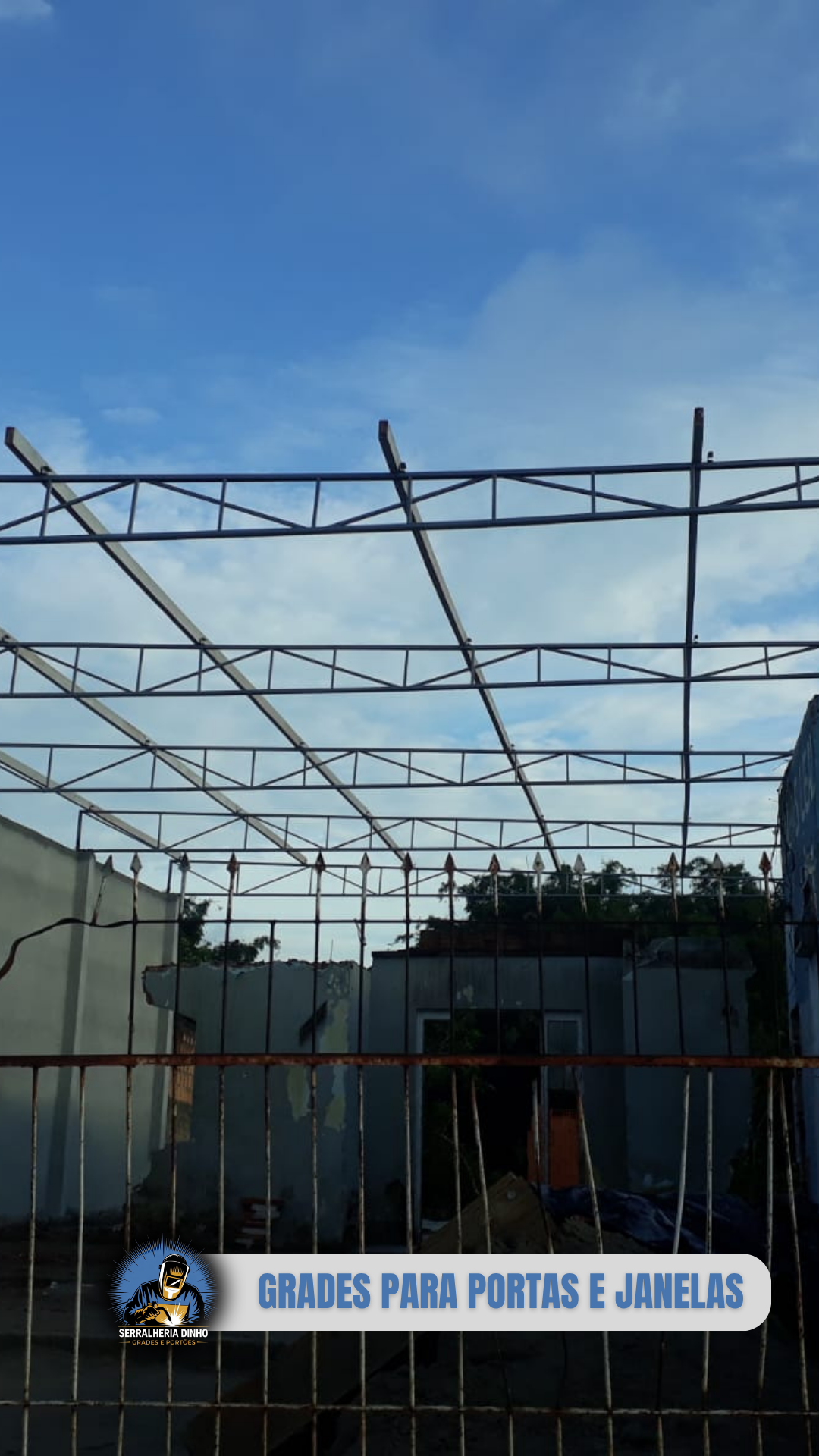 Estrutura metálica de cobertura montada sobre alvenaria