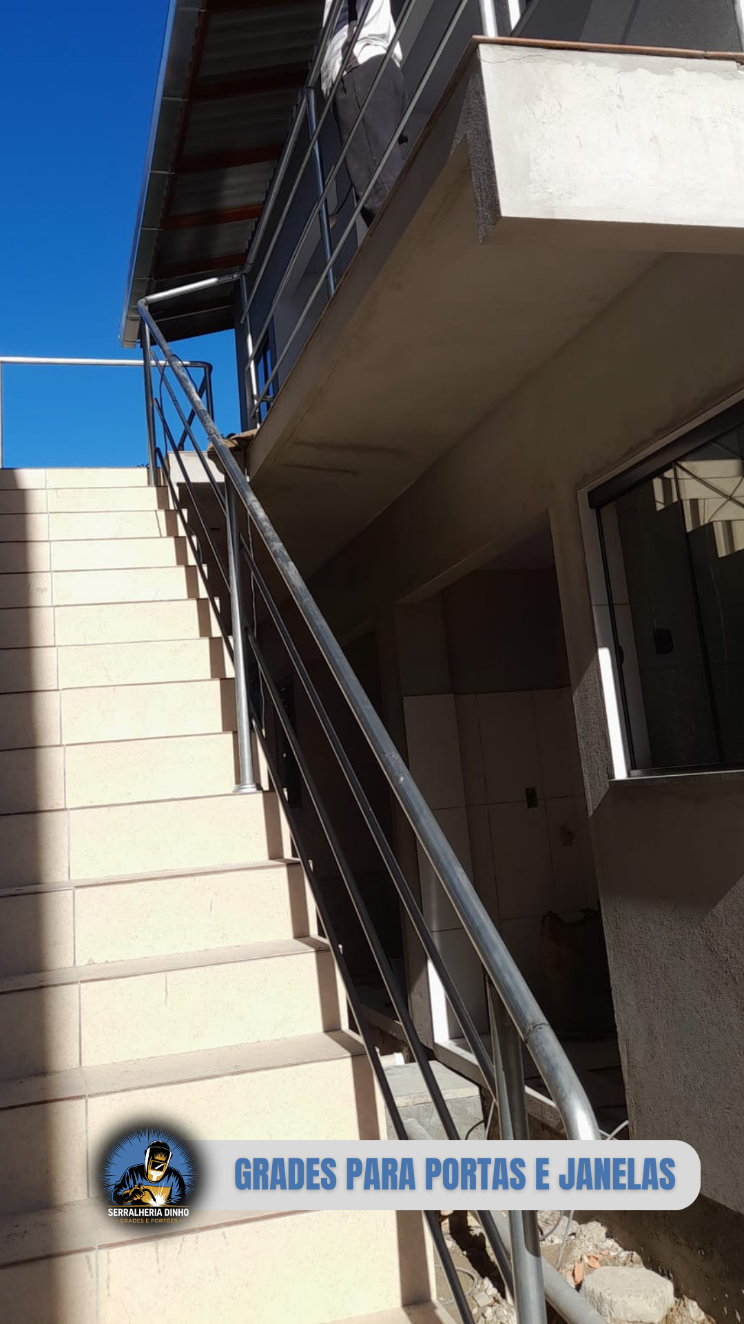 Corrimão metálico instalado em escada externa